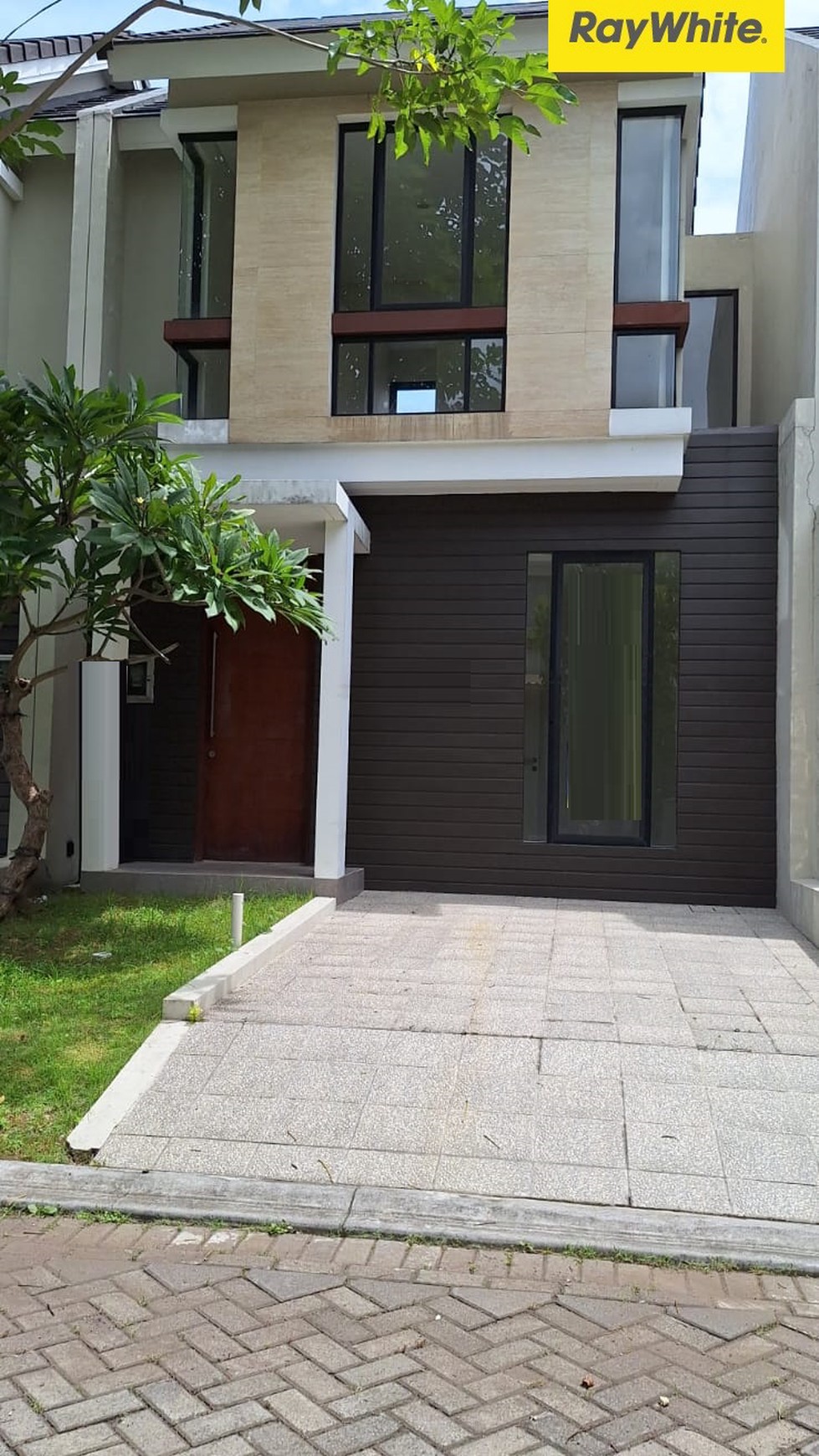 Dijual Rumah 2 lantai di Northwest Lake Surabaya