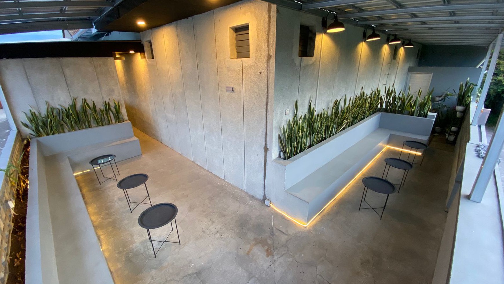 Dijual Tempat Usaha Bagus di Area Strategis di Taman Holis Indah