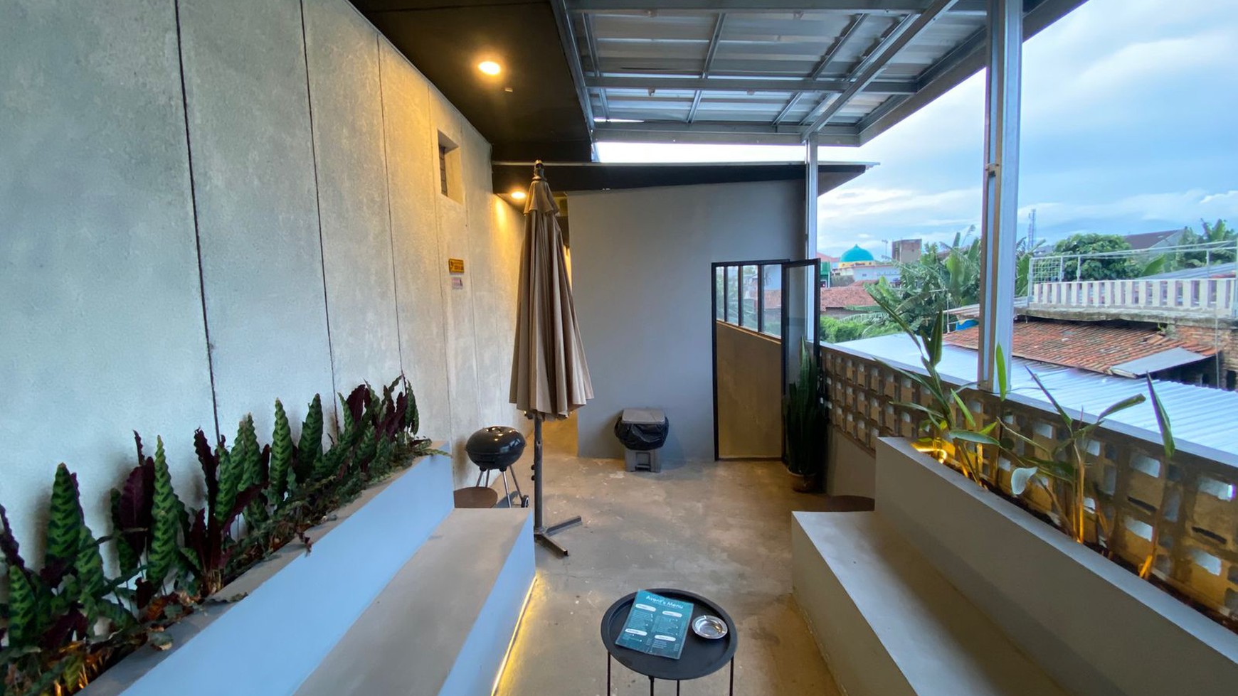 Dijual Tempat Usaha Bagus di Area Strategis di Taman Holis Indah