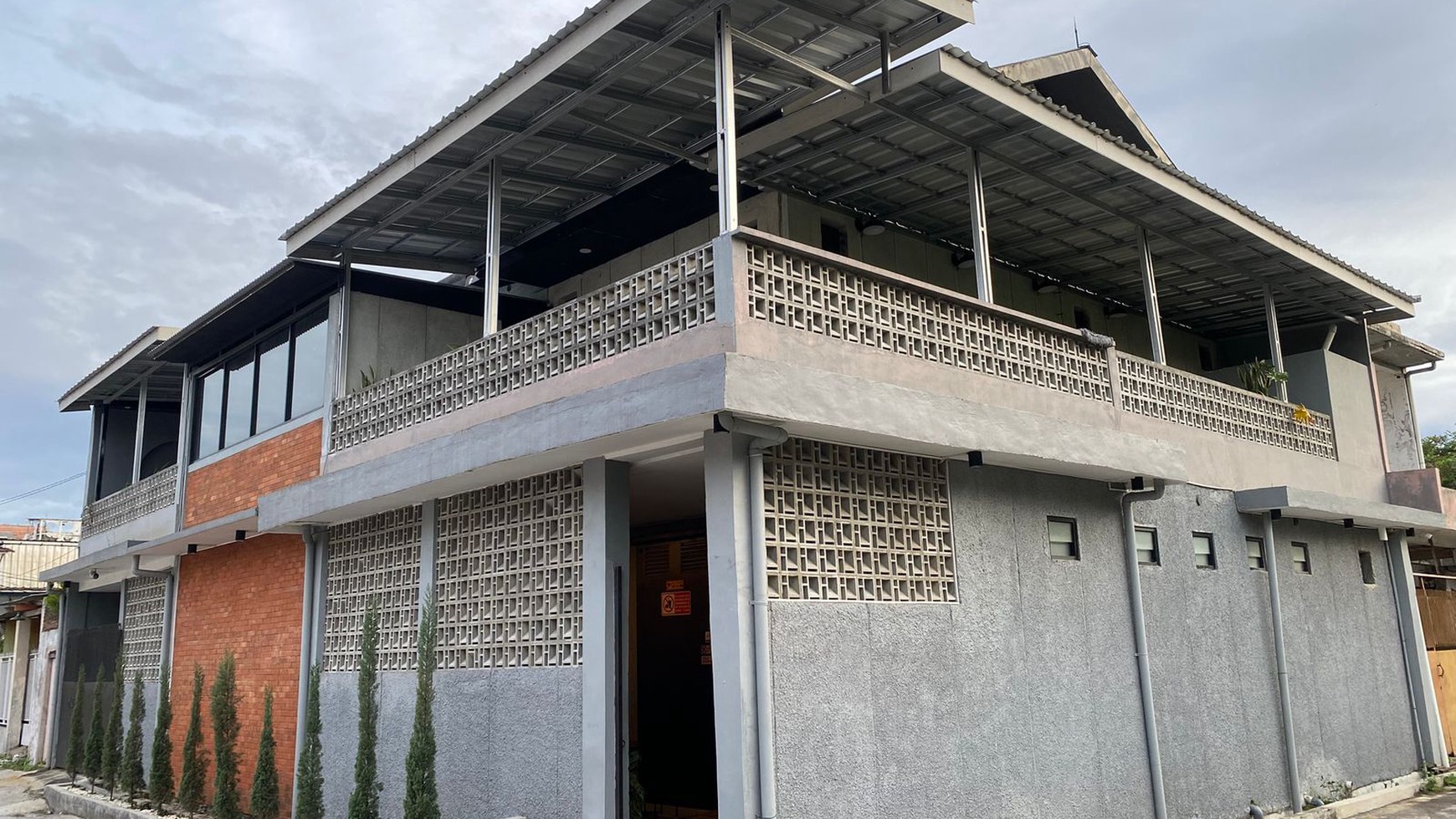 Dijual Tempat Usaha Bagus di Area Strategis di Taman Holis Indah