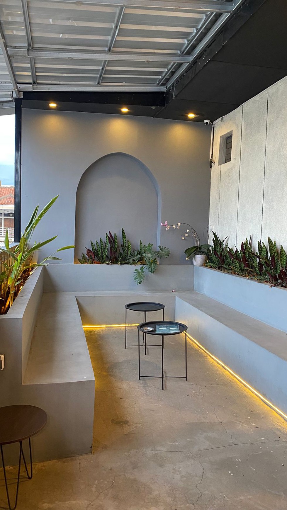 Dijual Tempat Usaha Bagus di Area Strategis di Taman Holis Indah