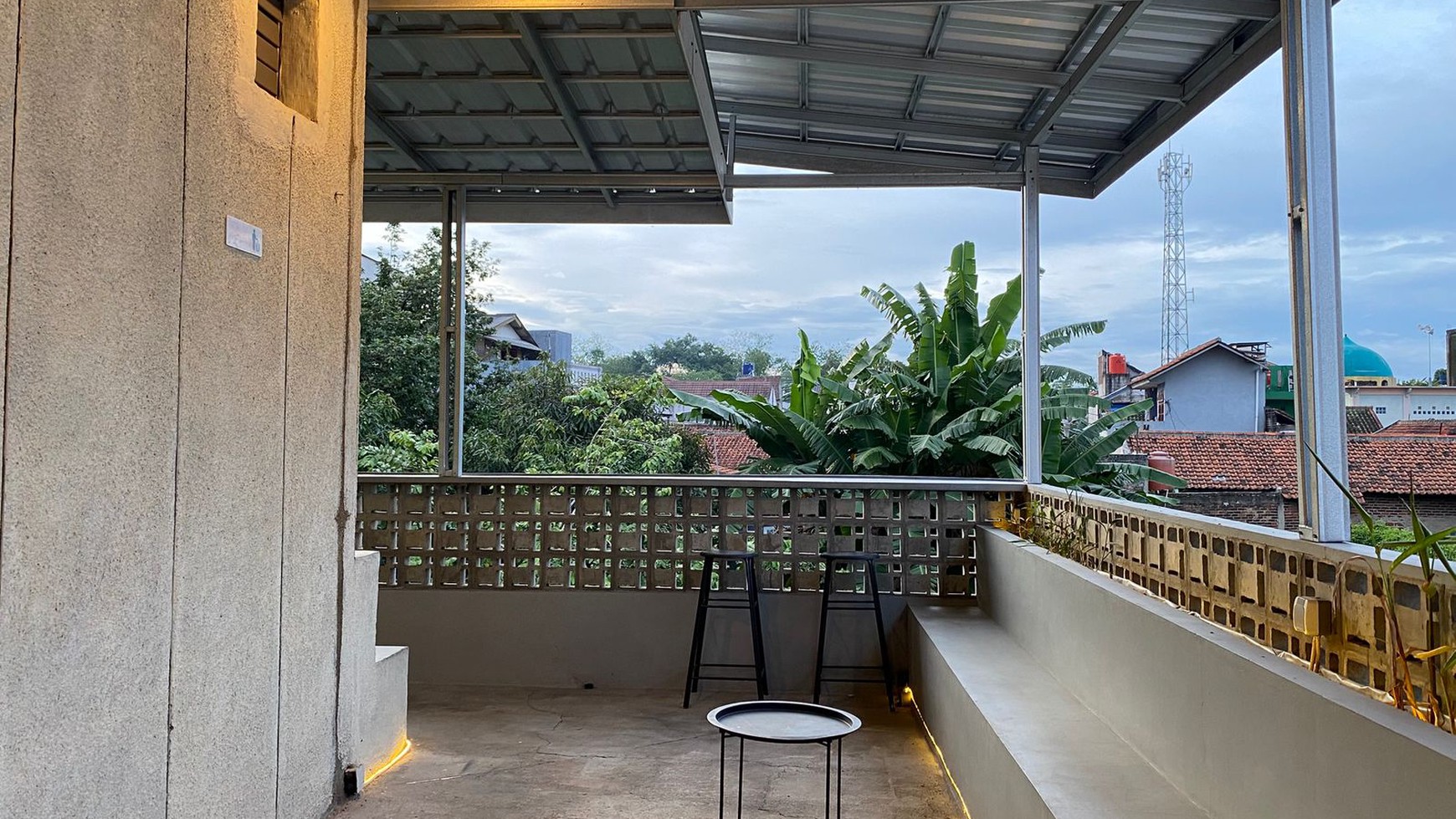Dijual Tempat Usaha Bagus di Area Strategis di Taman Holis Indah
