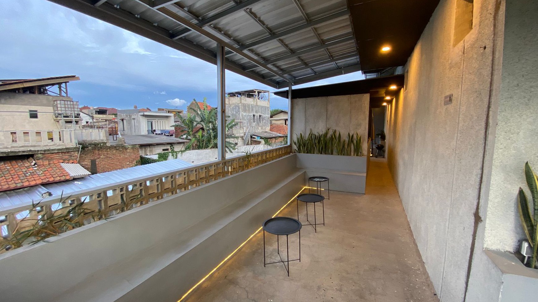 Dijual Tempat Usaha Bagus di Area Strategis di Taman Holis Indah