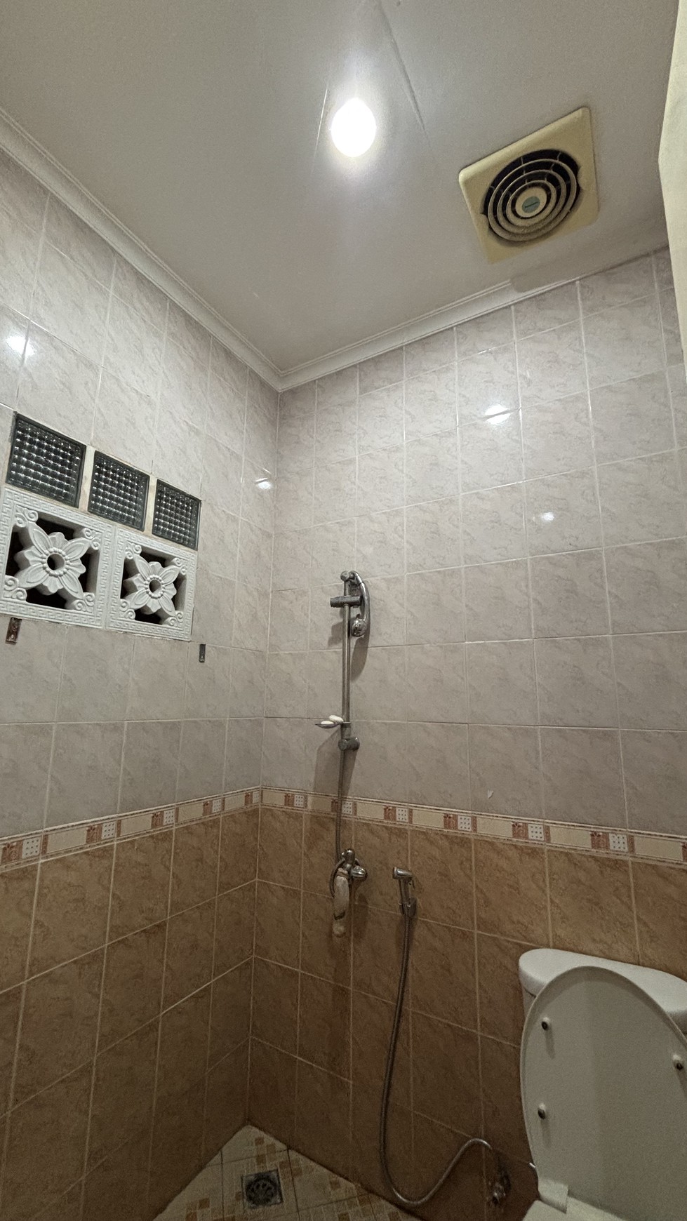 Rumah Kokoh 2 Lantai, Rapi Siap Huni Full Furnished di Kota Wisata Cibubur