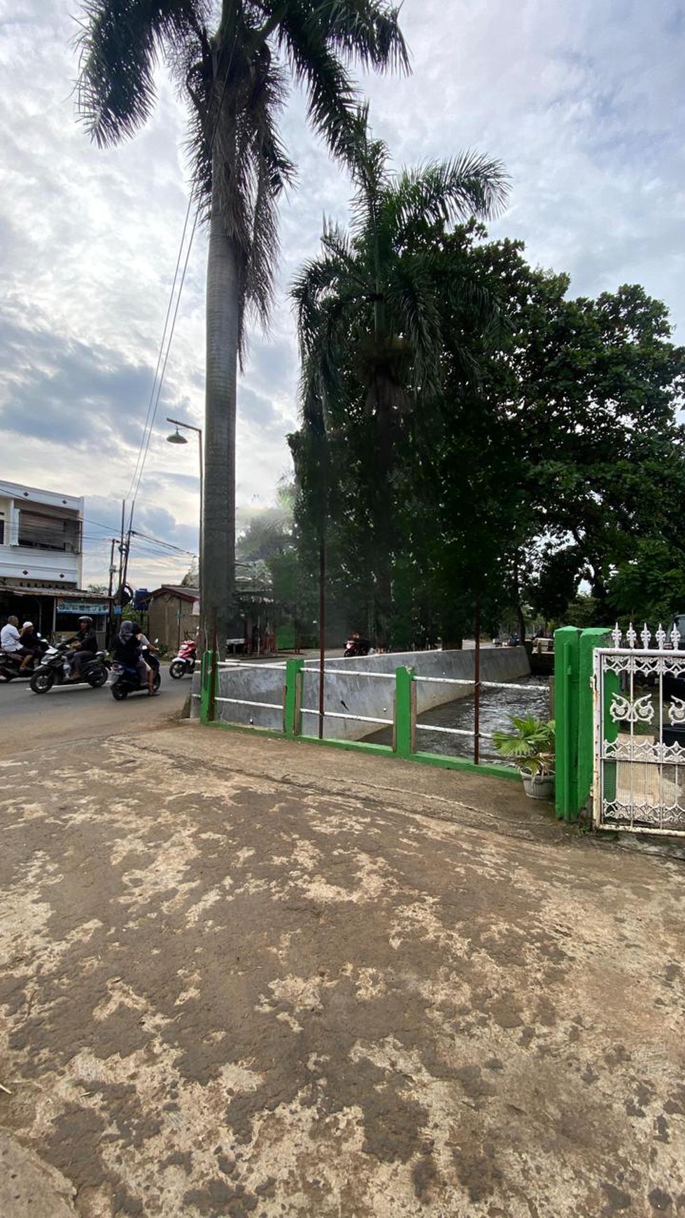 Tanah Ada Bangunan di Tanah Baru Lokasi Pinggir Jalan Dekat Tol