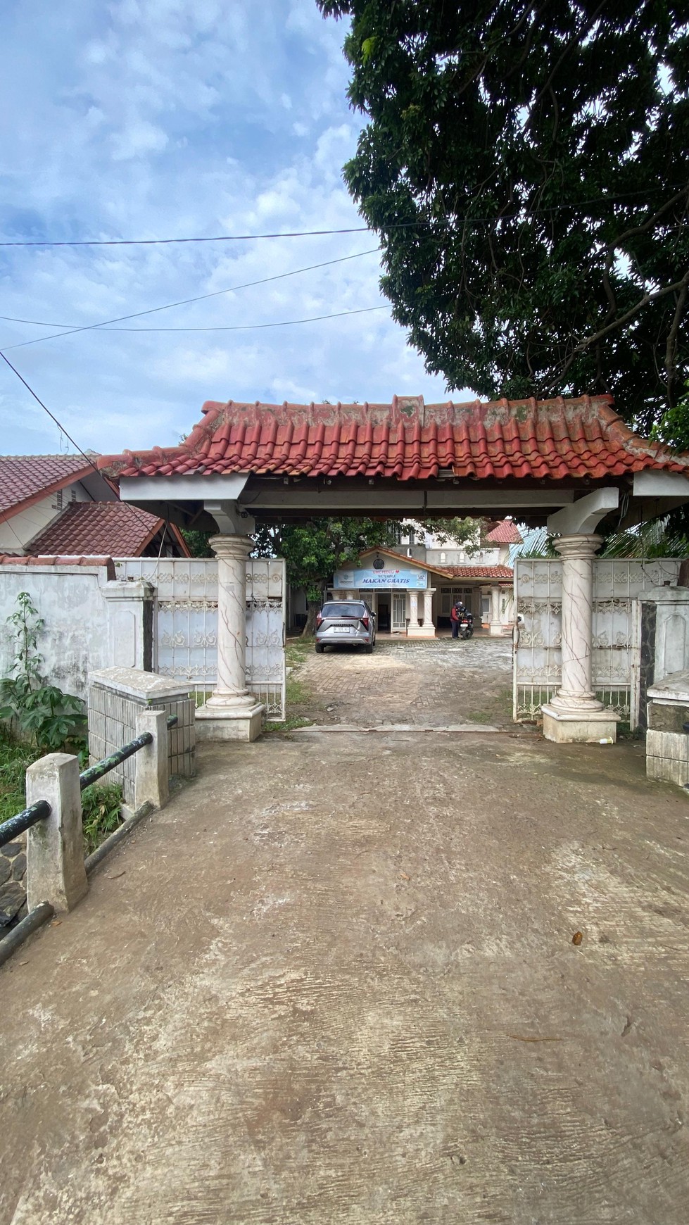 Tanah Ada Bangunan di Tanah Baru Lokasi Pinggir Jalan Dekat Tol