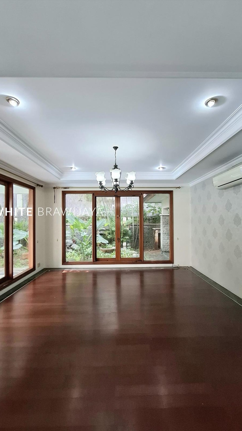 Rumah Modern dalam Kompleks Lebak Bulus