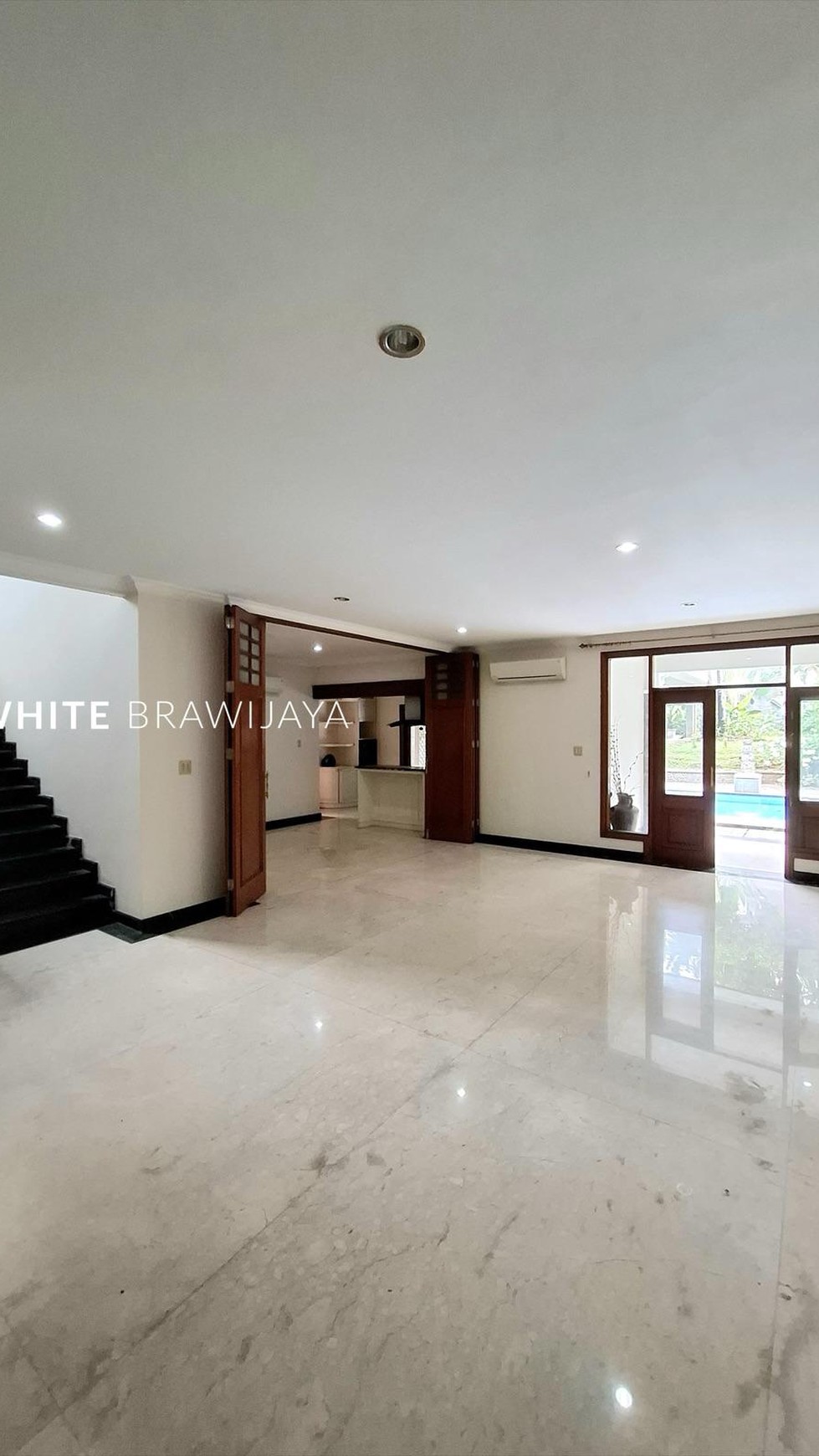 Rumah Modern dalam Kompleks Lebak Bulus