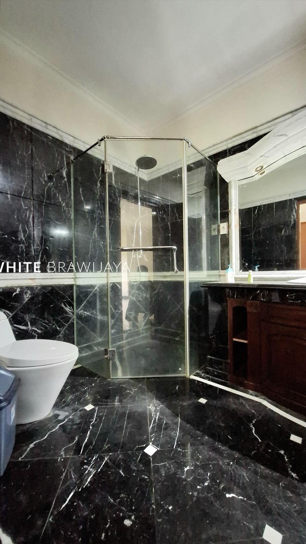 Rumah Modern dalam Kompleks Lebak Bulus