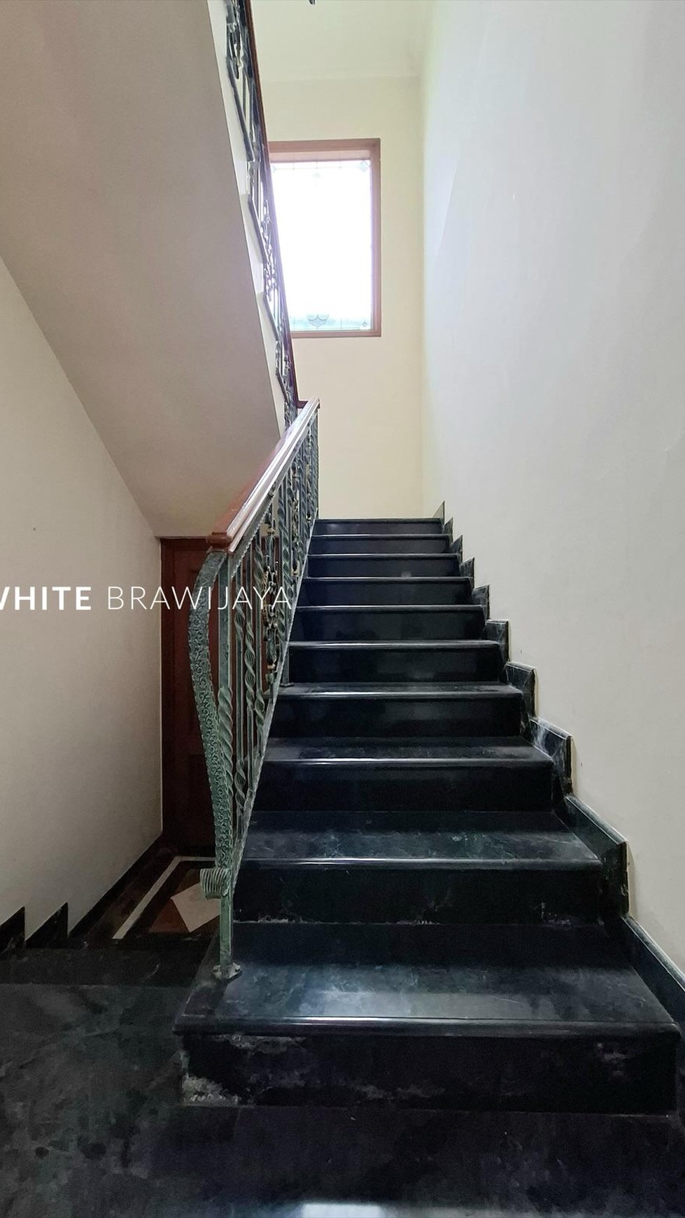 Rumah Modern dalam Kompleks Lebak Bulus