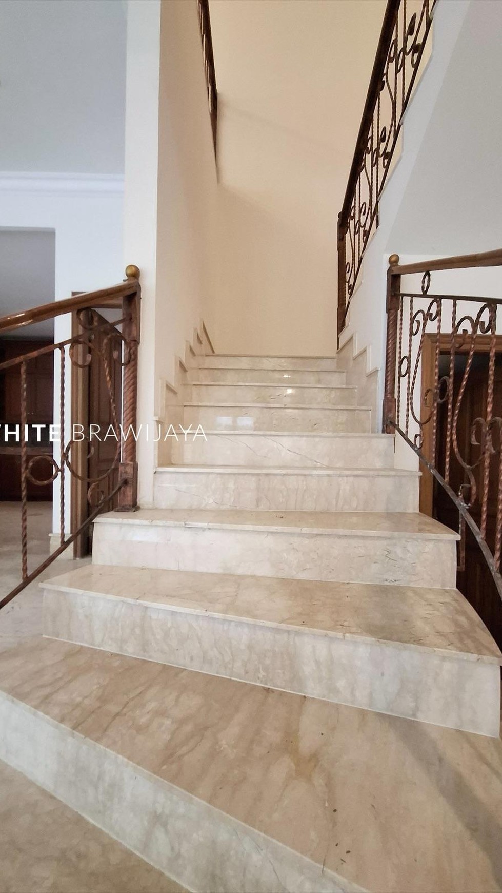 Tropical Modern Home Area Lebalk Bulus