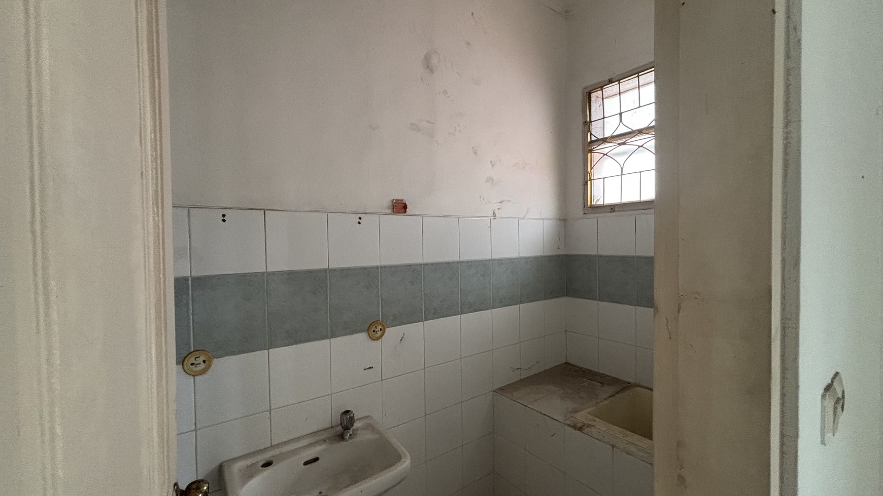 Rumah 2 Lantai, Perlu Renovasi di Kota Wisata Cibubur