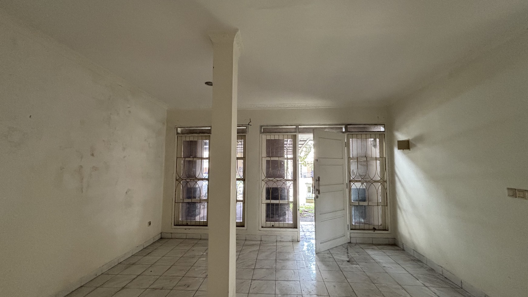 Rumah 2 Lantai, Perlu Renovasi di Kota Wisata Cibubur