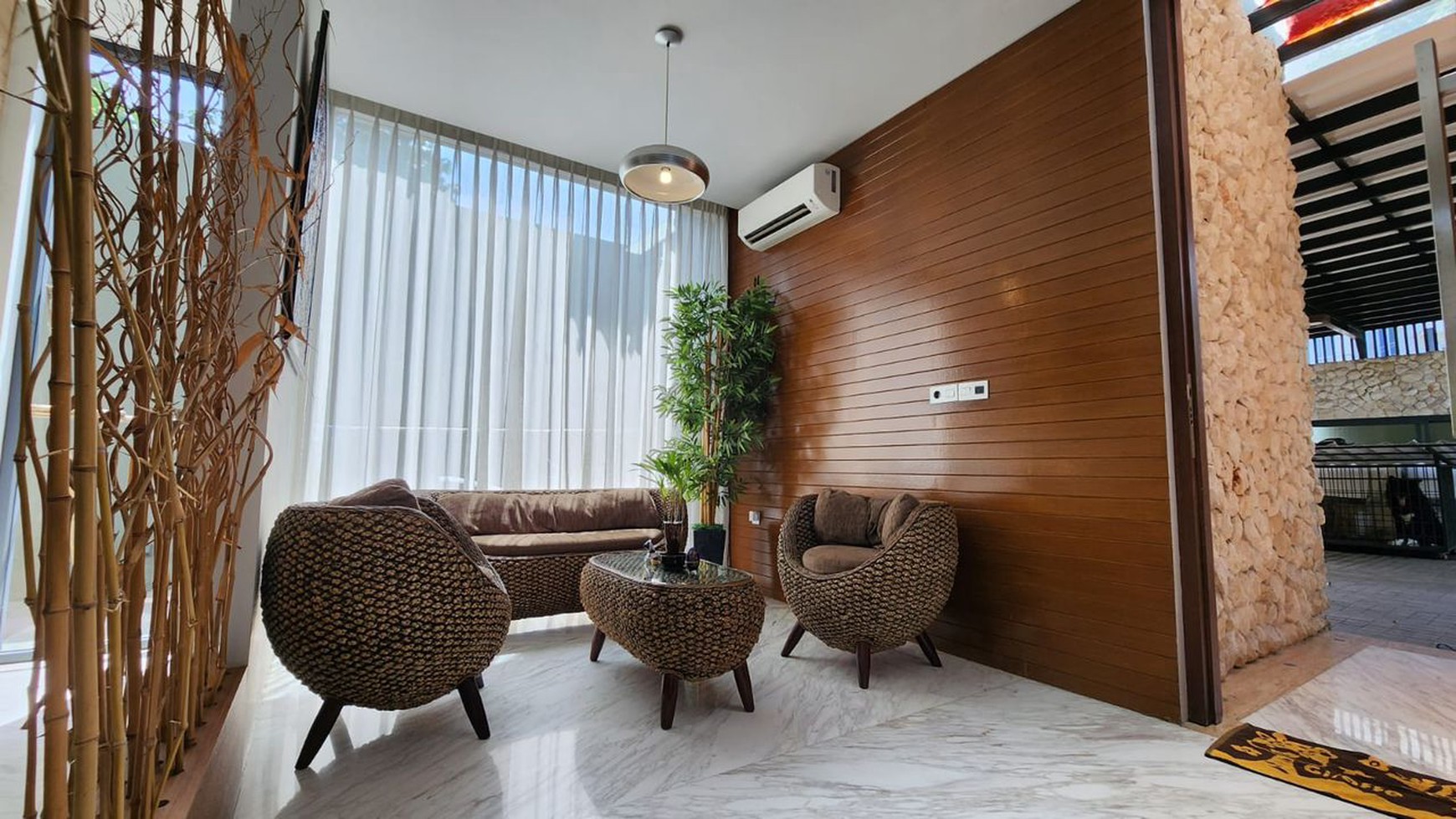 Rumah Luxury Minimalis Modern Dengan Pemandangan Gunung di Sentul City