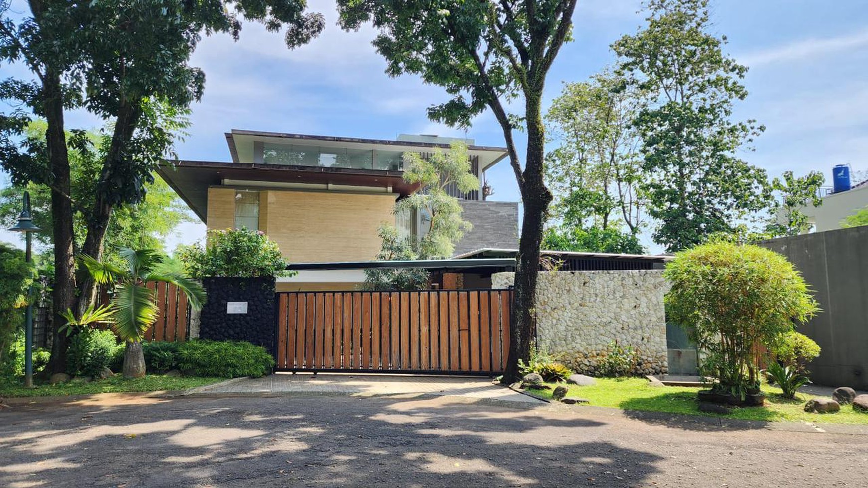 Rumah Luxury Minimalis Modern Dengan Pemandangan Gunung di Sentul City