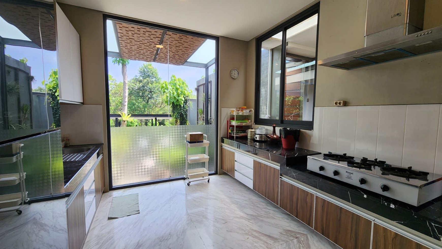 Rumah Luxury Minimalis Modern Dengan Pemandangan Gunung di Sentul City