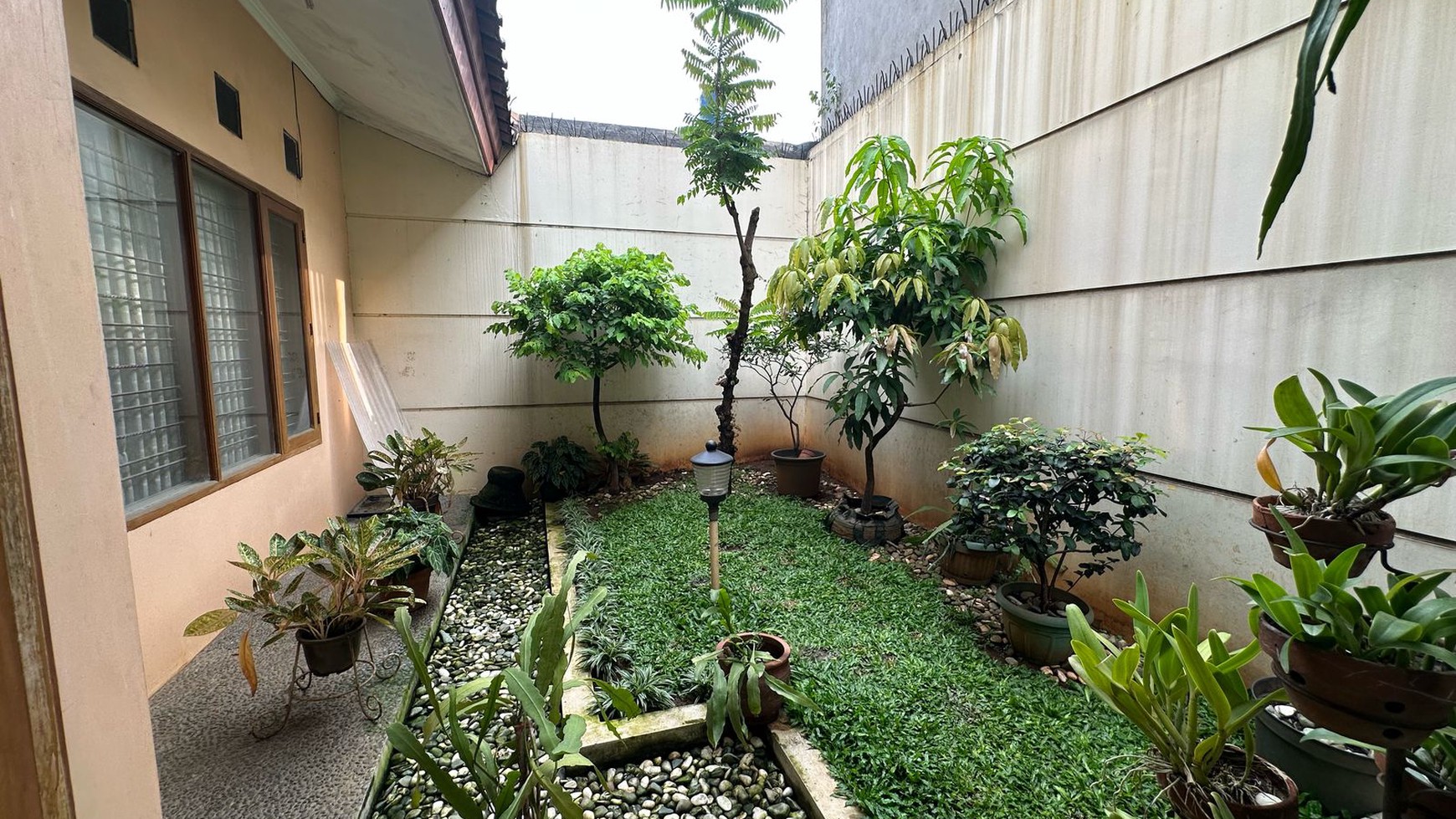 Rumah rapih, bagus dan Asri, lingkungan nyaman siap huni di Bintaro