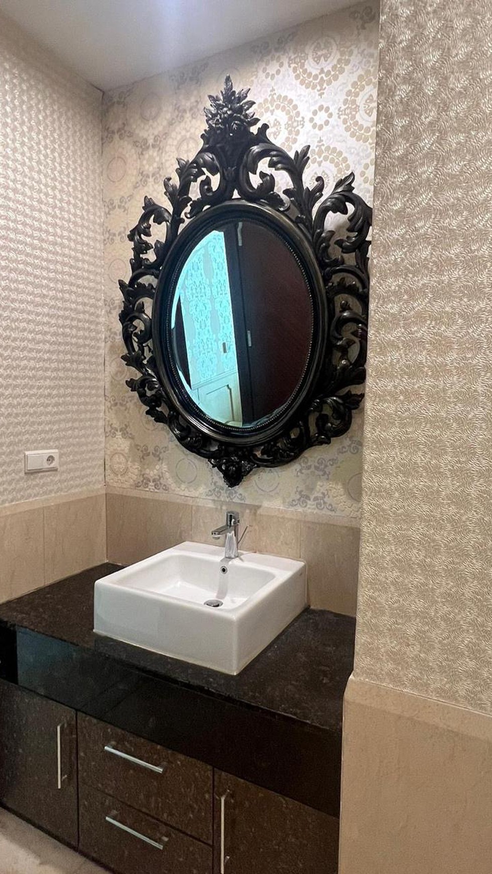 DIJUAL APARTEMEN PAKUBUWONO TOWER REDWOOD JAKARTA SELATAN