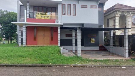Rumah  hoek 2 lantai bangun sendiri di Legenda Wisata harga nego