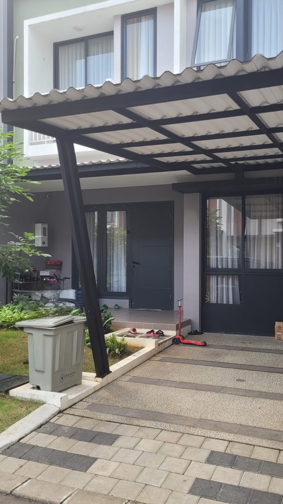 Termurah. Rumah depan jalan utama cluster Baroni, Gading Serpong