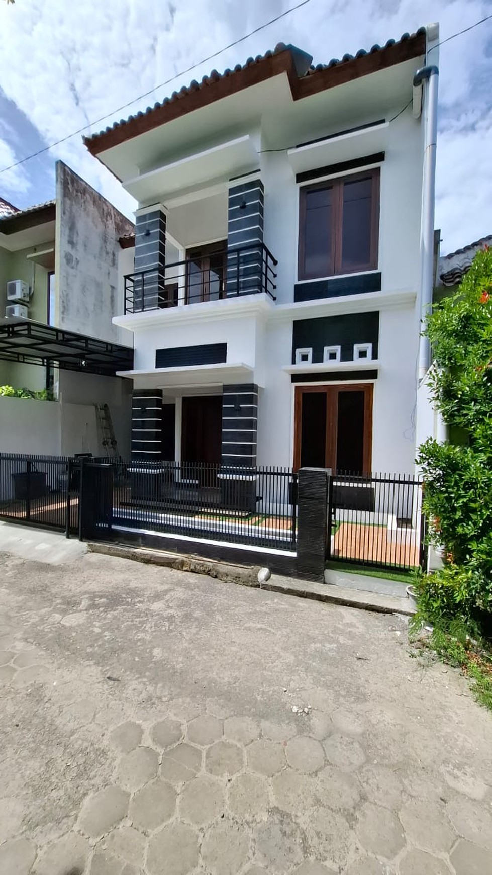 Jual Rumah 2 lantai dekat kampus UGM dalam perumahan di jl monjali Ngaglik Sleman Yogyakarta