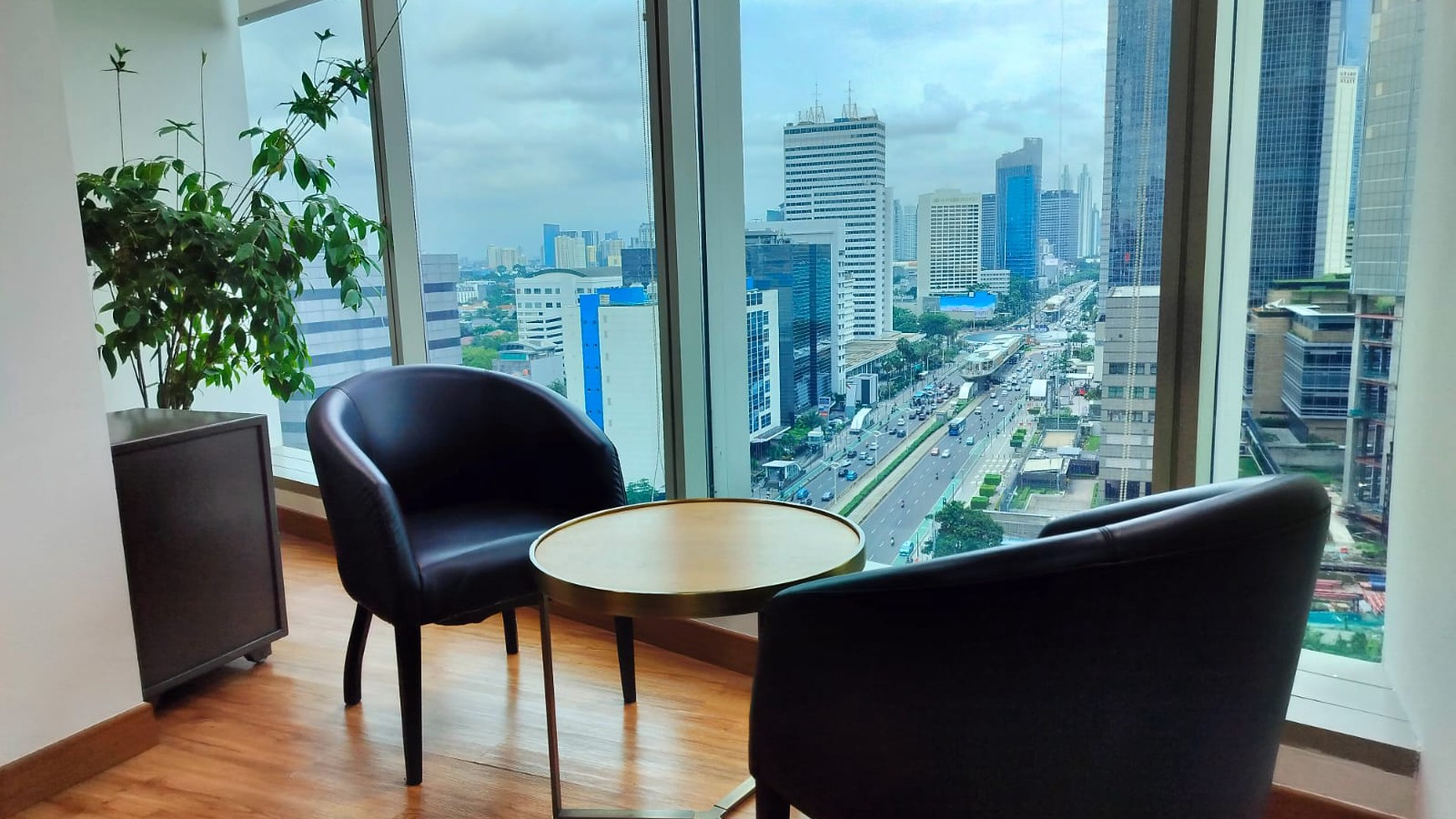 Office Lippo Thamrin, 362 m2, furnished, hanya 5 menit menuju Bundaran HI, Harga Murah dibawah pasar!