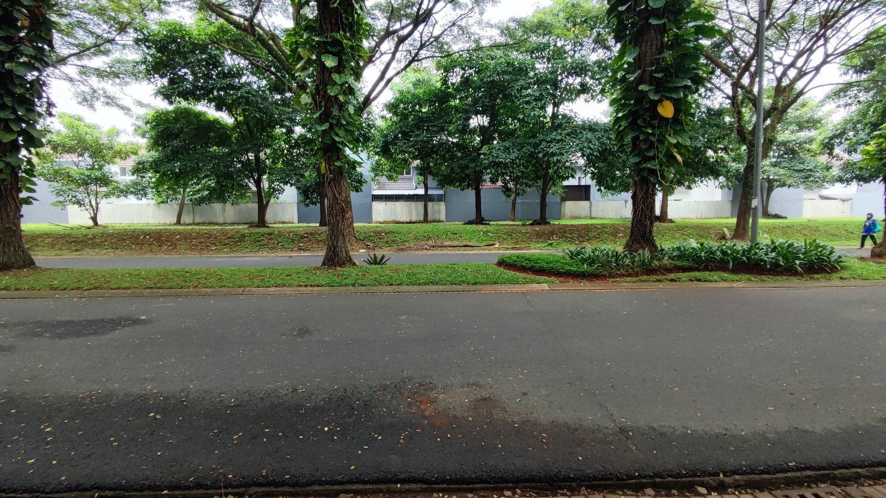 Termurah. Kavling depan jalan utama di Serpong Lagoon, Serpong