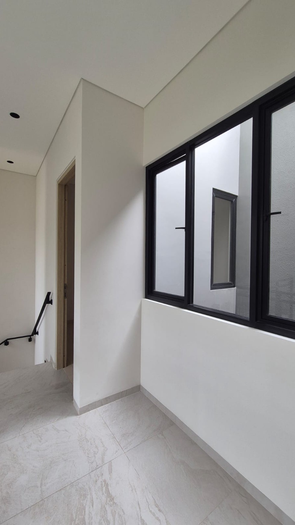 Rumah Baru Tropical Design Vanya Park BSD city Posisi hoek