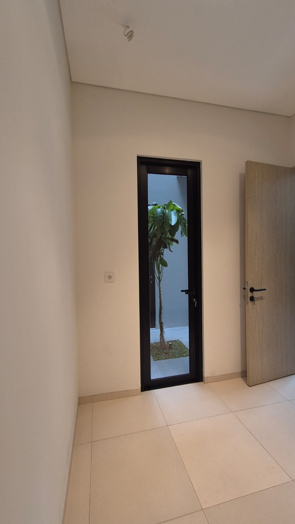 Rumah Baru Tropical Design Vanya Park BSD city Posisi hoek