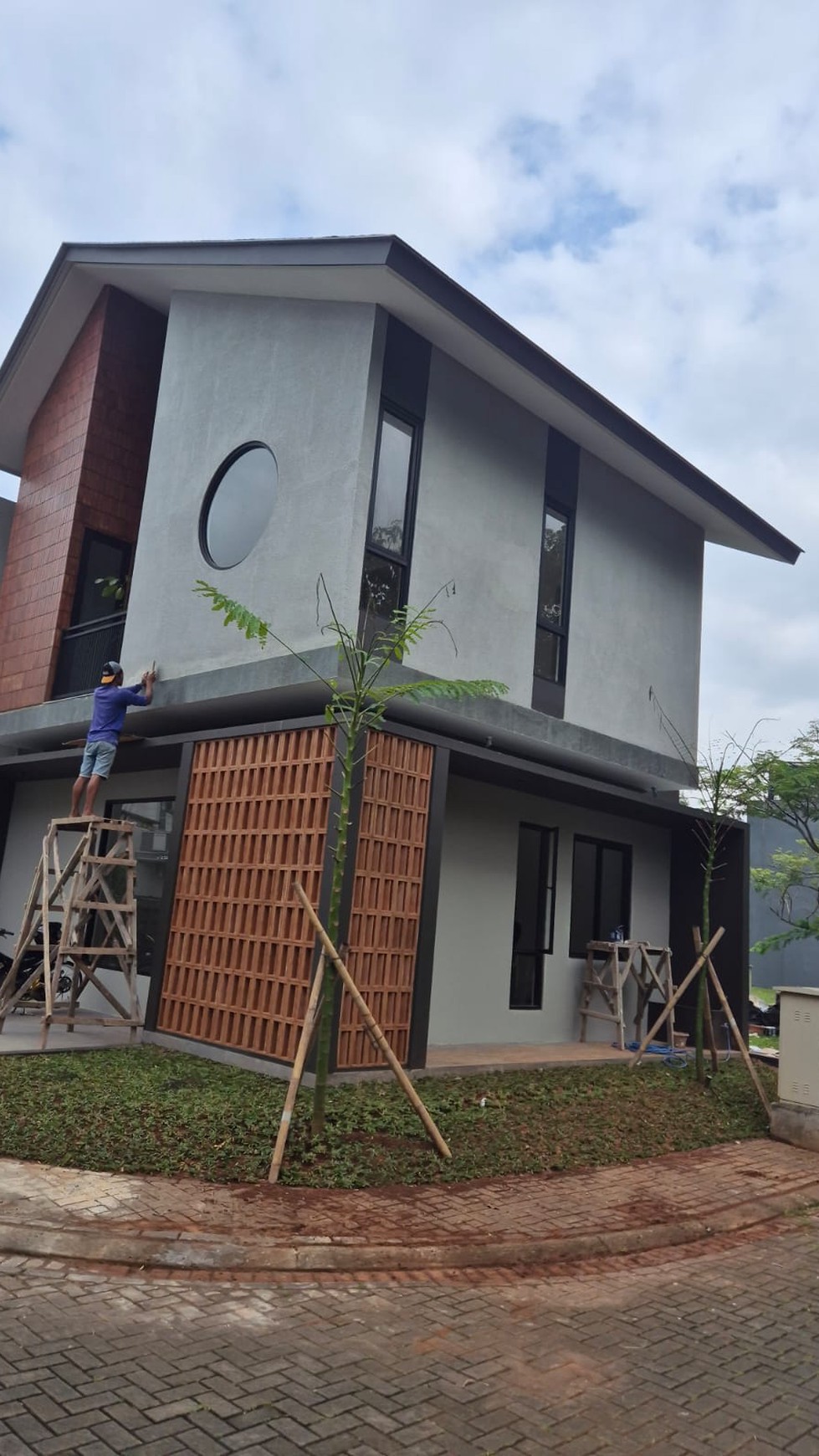 Rumah Baru Tropical Design Vanya Park BSD city Posisi hoek