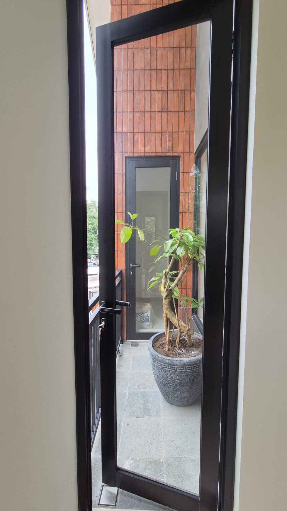 Rumah Baru Tropical Design Vanya Park BSD city Posisi hoek