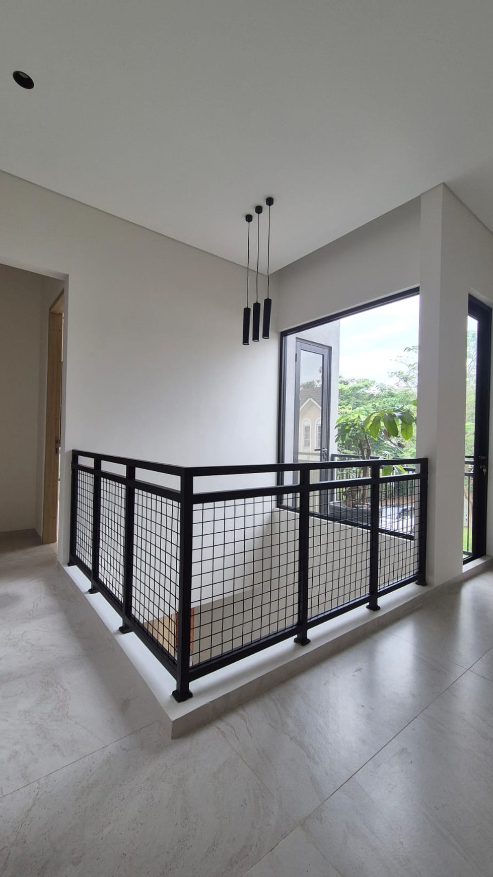 Rumah Baru Tropical Design Vanya Park BSD city Posisi hoek