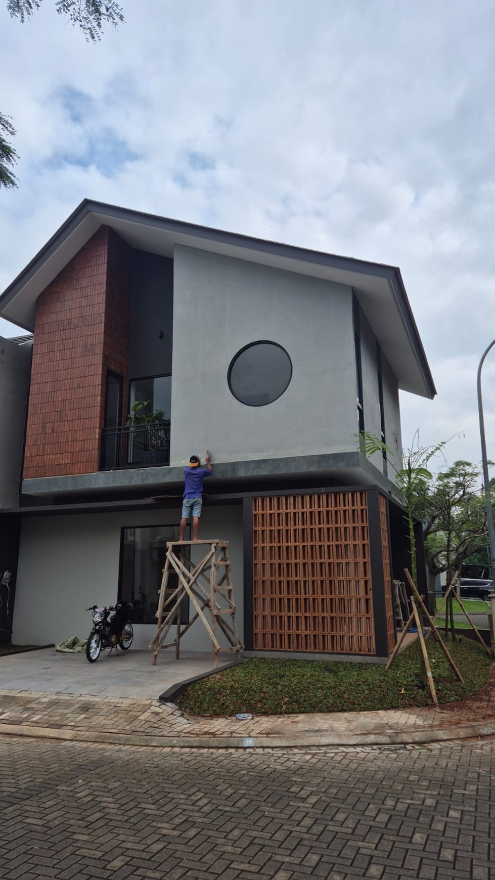 Rumah Baru Tropical Design Vanya Park BSD city Posisi hoek