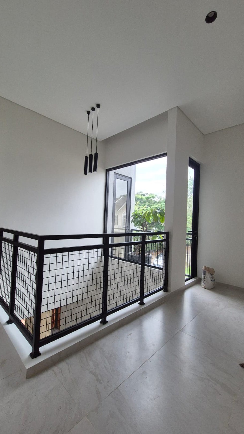 Rumah Baru Tropical Design Vanya Park BSD city Posisi hoek