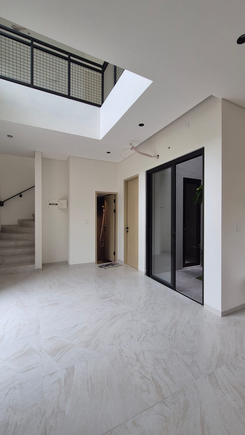 Rumah Baru Tropical Design Vanya Park BSD city Posisi hoek