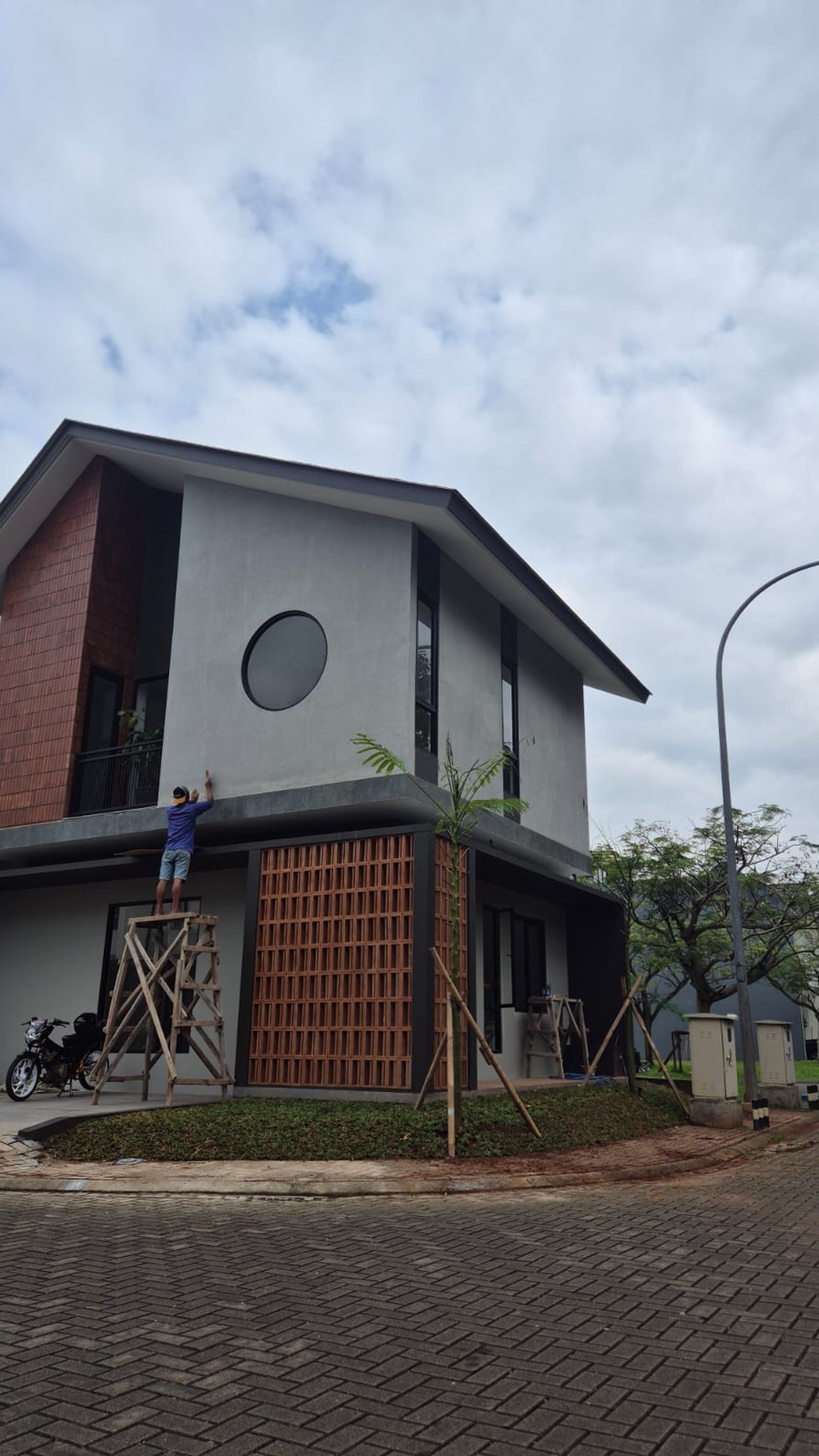 Rumah Baru Tropical Design Vanya Park BSD city Posisi hoek