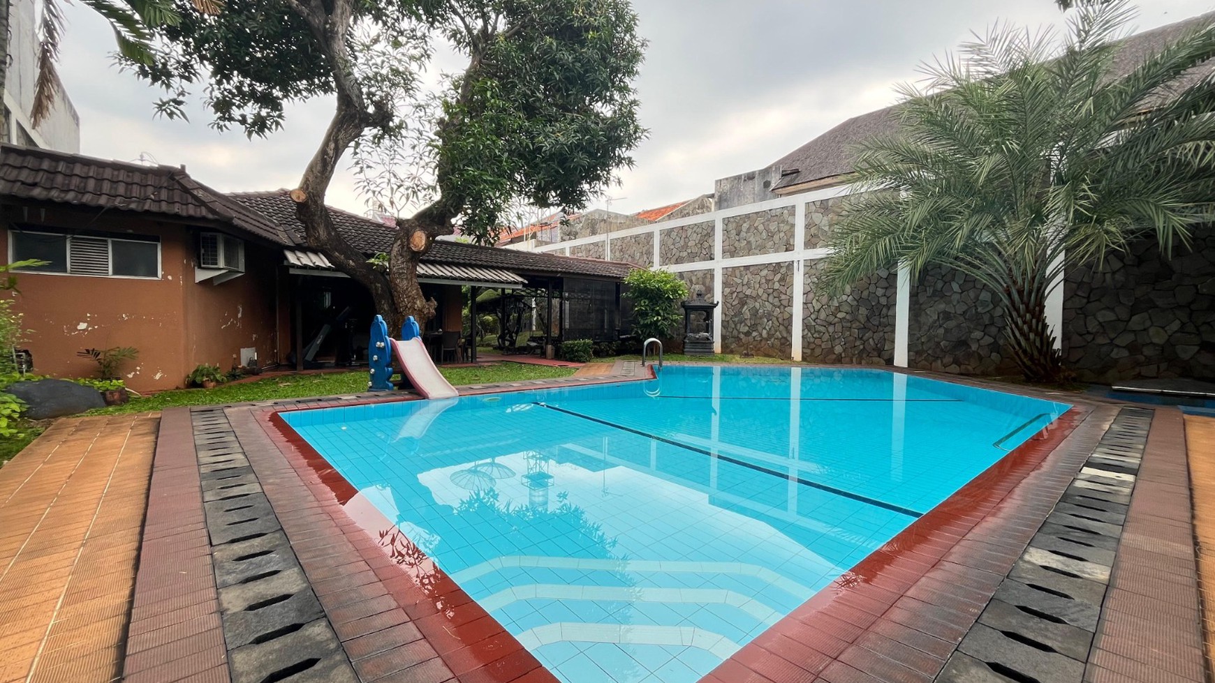 Rumah Megah Luas 1325 m2 di Otista, Selangkah ke Bandara Halim
