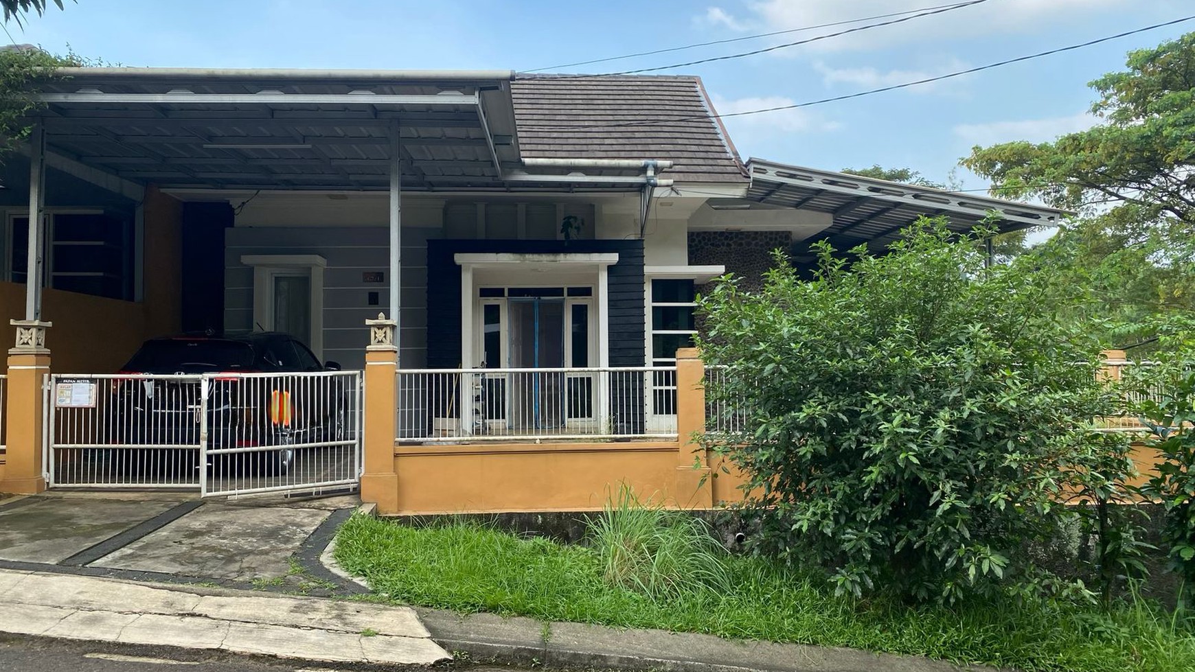 RUMAH ASRI POSISI HOEK DI BUKIT GOLF CIBUBUR
