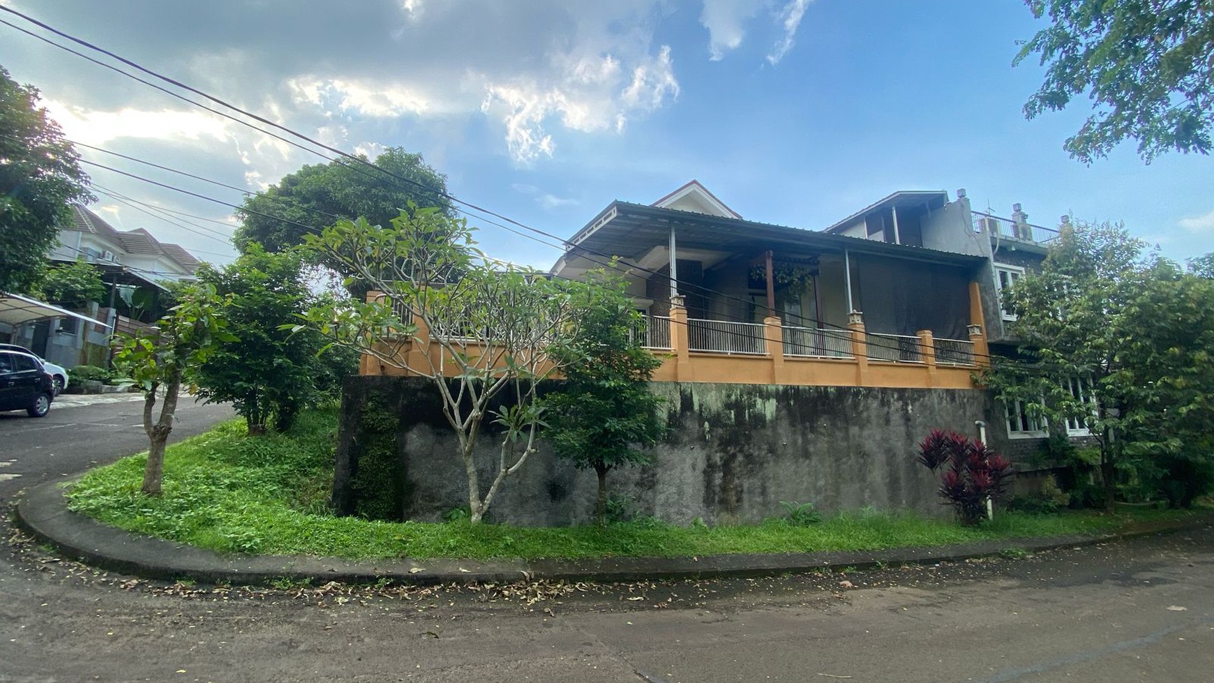 RUMAH ASRI POSISI HOEK DI BUKIT GOLF CIBUBUR