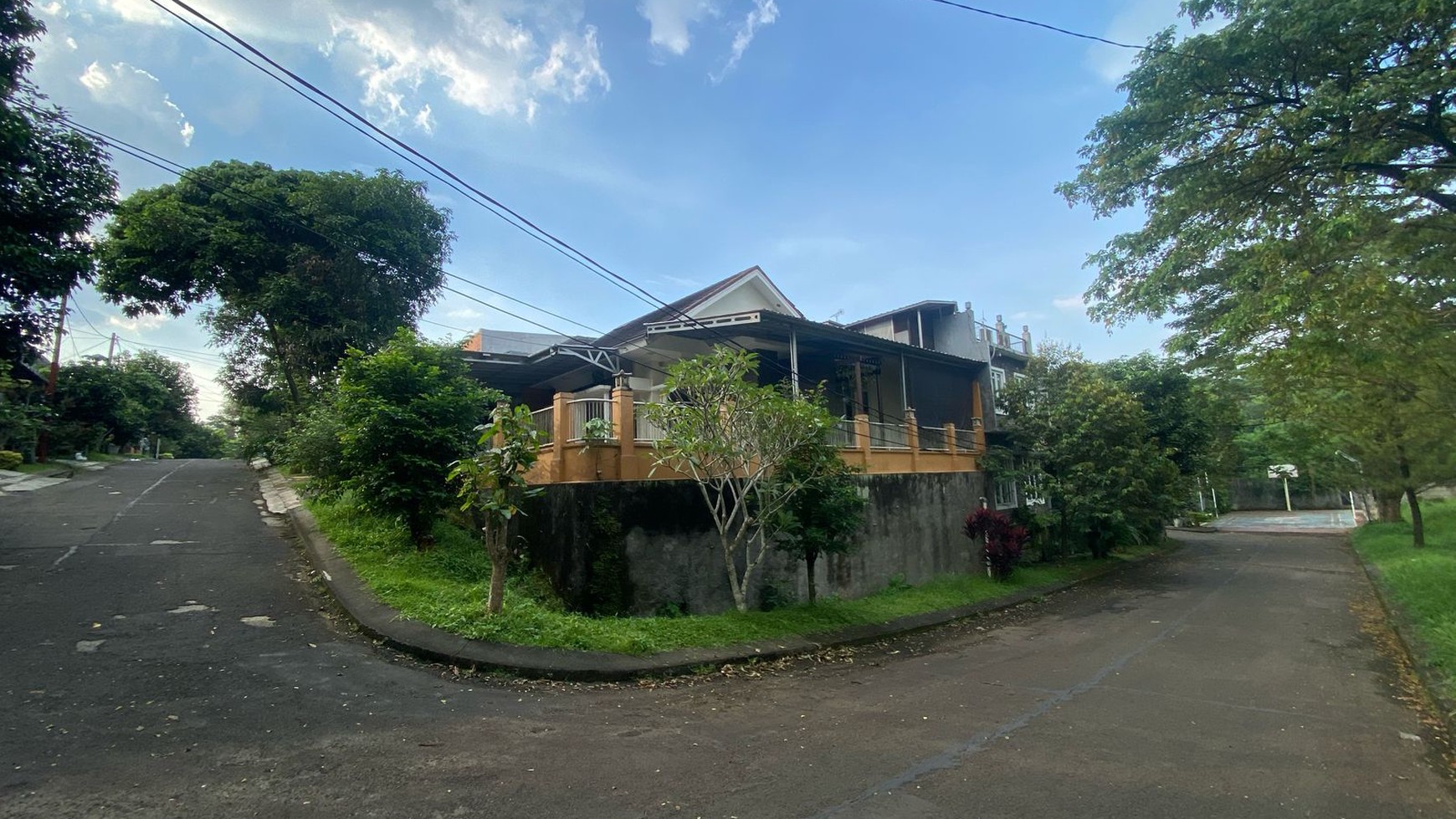 RUMAH ASRI POSISI HOEK DI BUKIT GOLF CIBUBUR