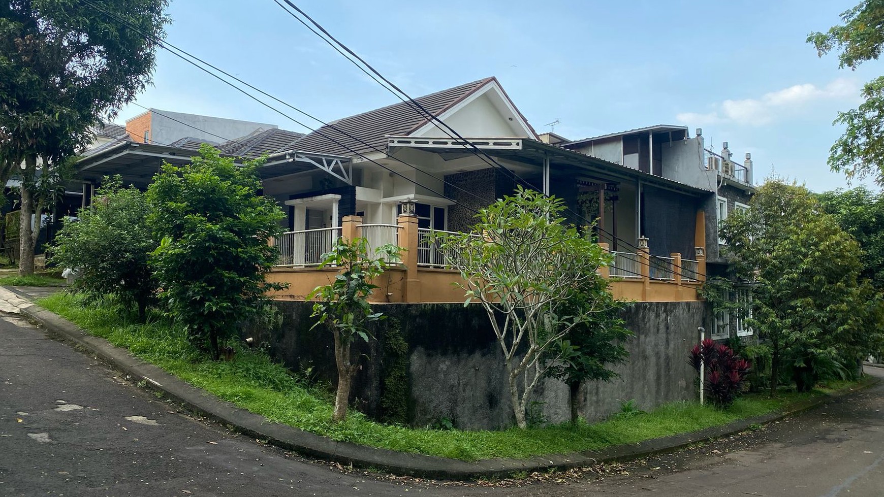 RUMAH ASRI POSISI HOEK DI BUKIT GOLF CIBUBUR
