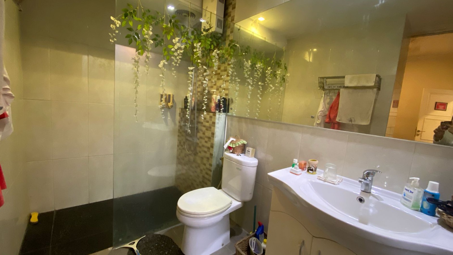 RUMAH ASRI POSISI HOEK DI BUKIT GOLF CIBUBUR