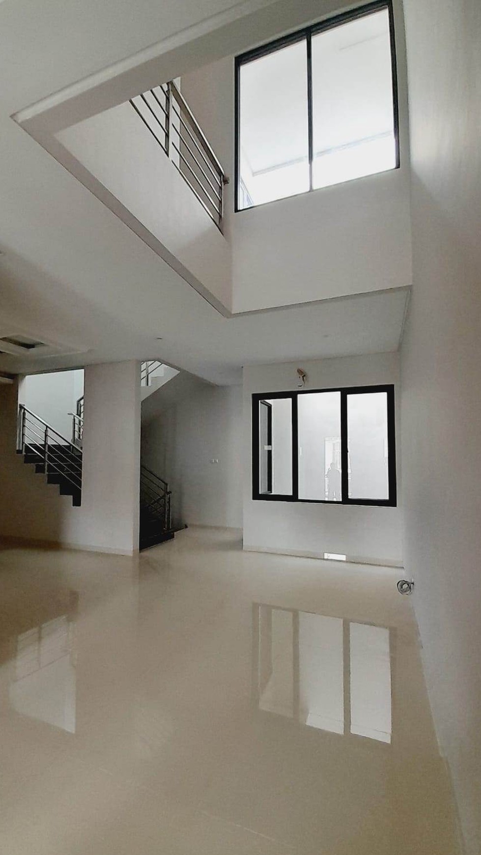 Rumah baru 3 lantai Di The Green BSD 