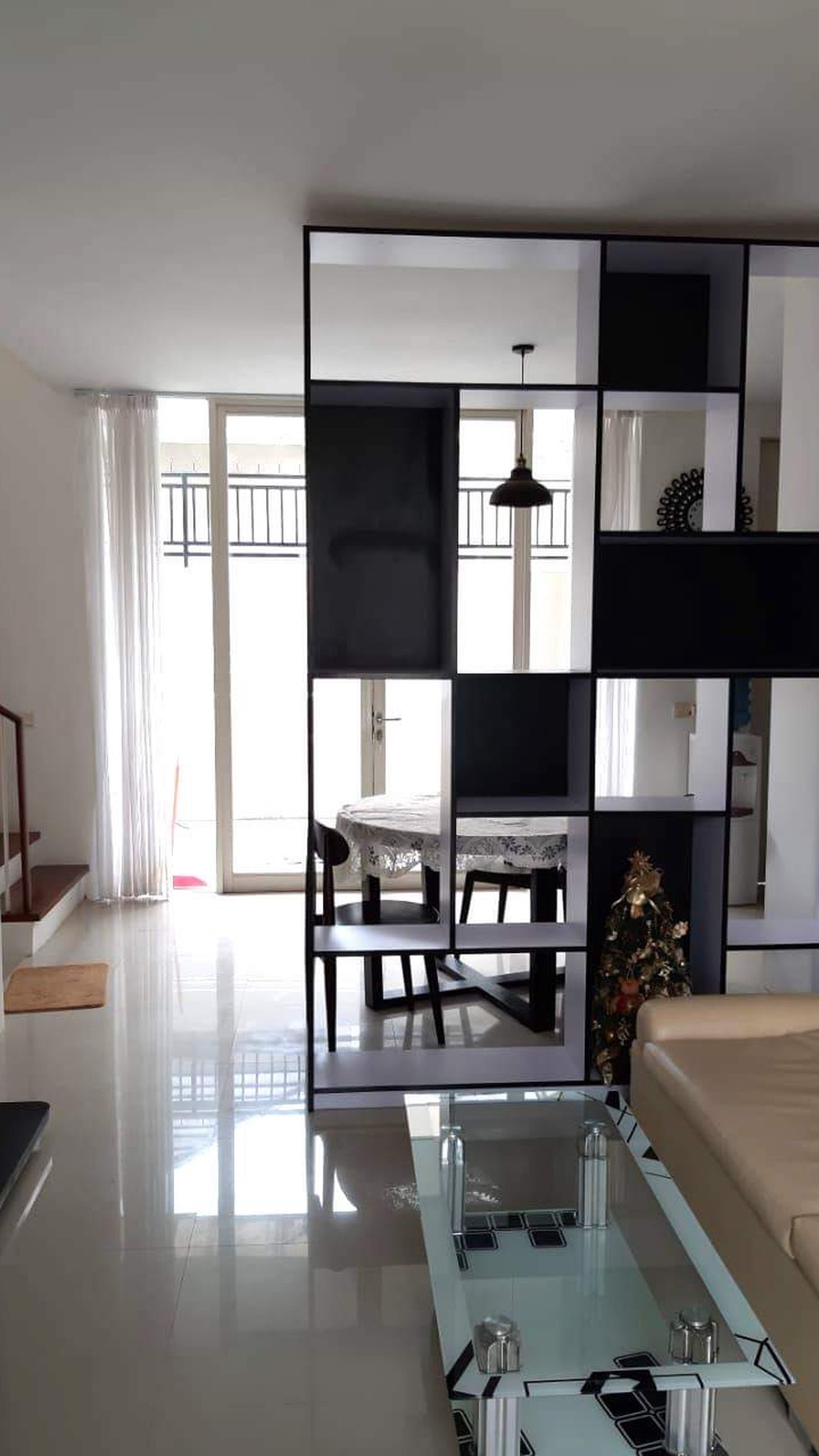 RUMAH DENGAN DESAIN MINIMALIS DALAM PERUMAHAN PREMIUM CITRA GRAND MUTIARA