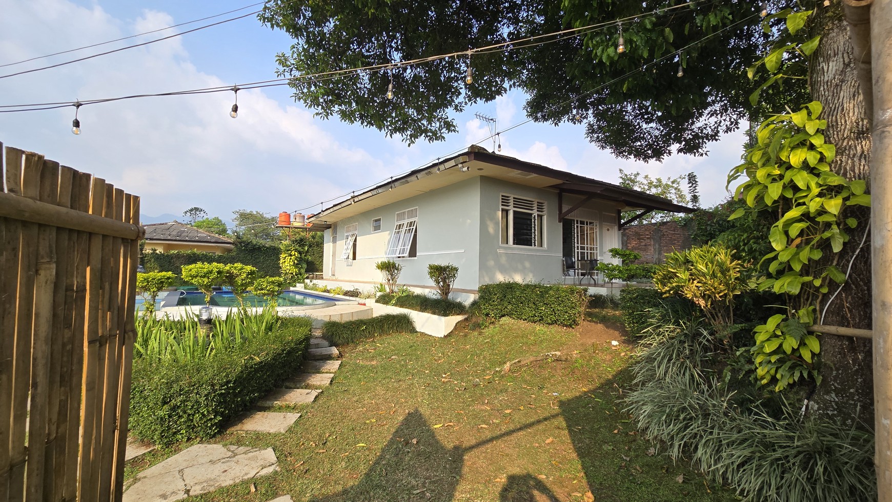 Hotel di Pinggir Jalan Utama Lokasi Strategis di Jl Raya Cipayung, Bogor, Jawa Barat