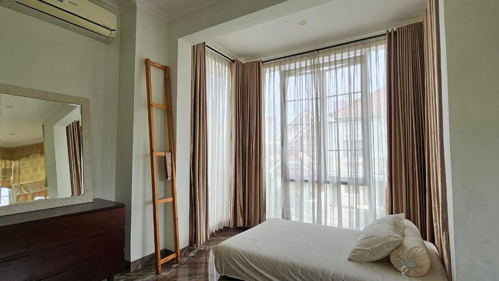 jual dan sewa rumah di Gn. durian taman himalaya lippo karawaci Tangerang