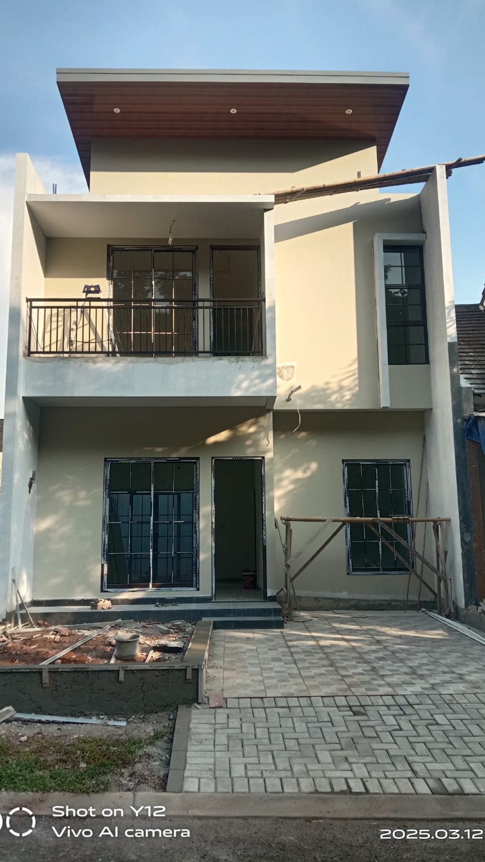 Rumah Baru di De Latinos BSD City dekat dengan stasiun KRL dijual dengan harga menarik