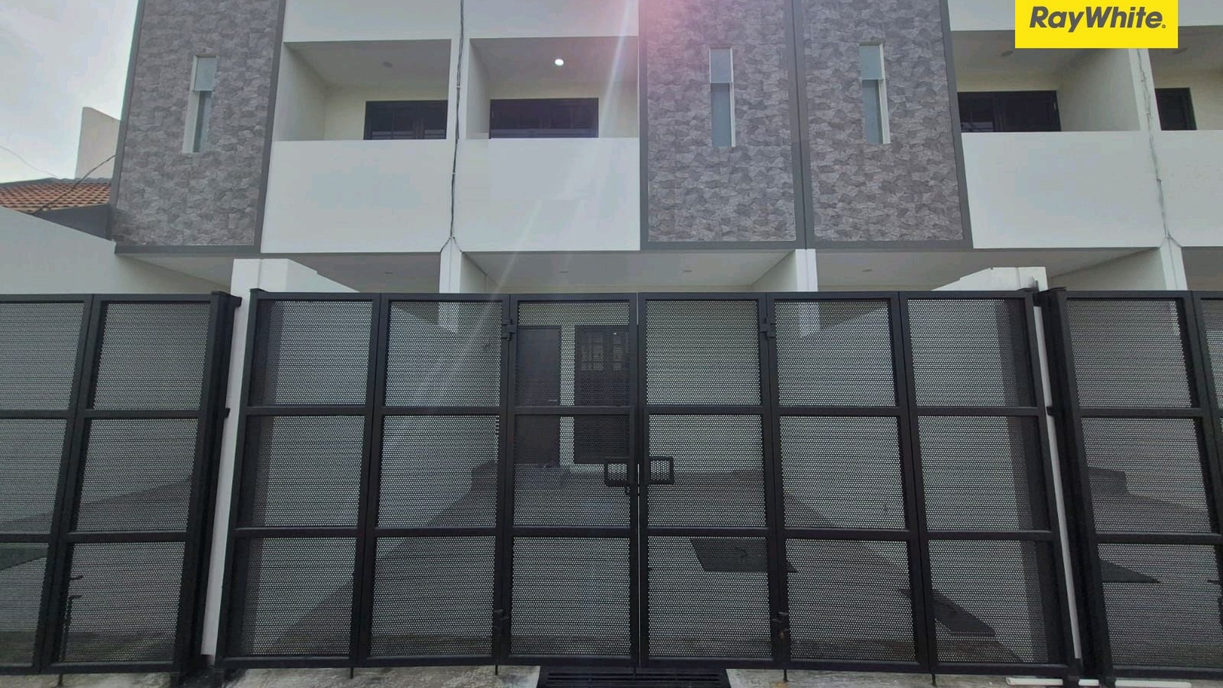 Dijual Rumah Baru 2 lantai di Setro Timur Surabaya
