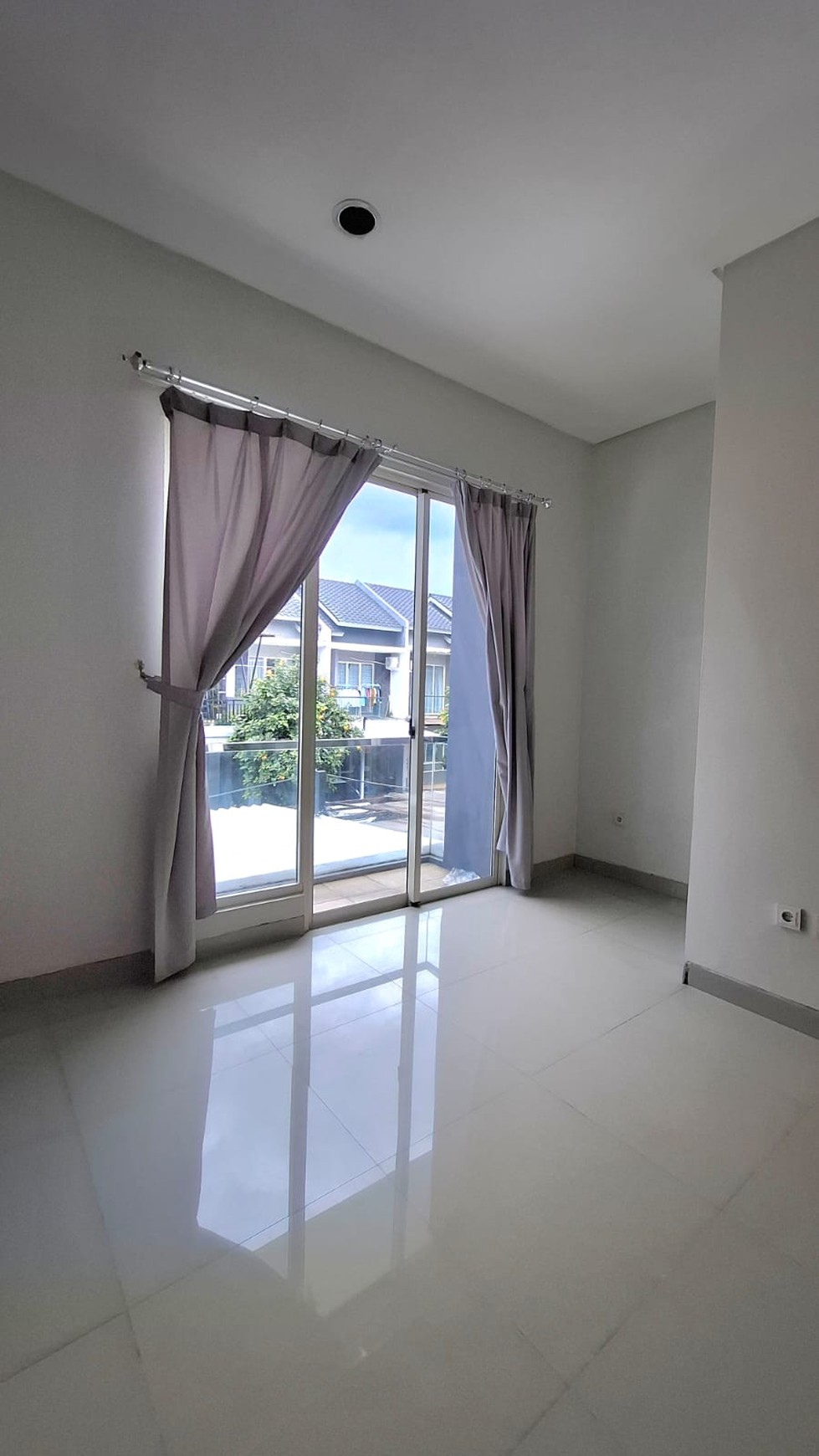 Rumah,lokasi ok, jalan lebar,bagus di BSD