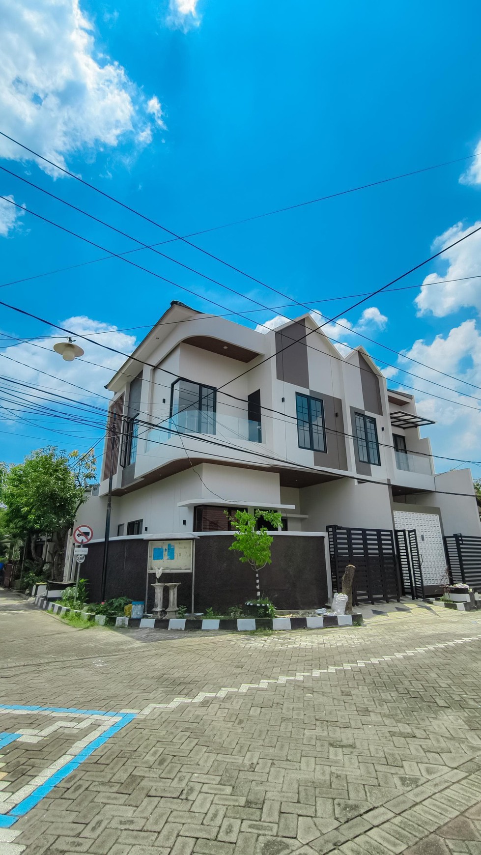 Rumah Modern di Rungkut Mapan Tengah Surabaya Timur